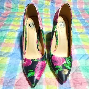 Like- new Qupid flower pumps